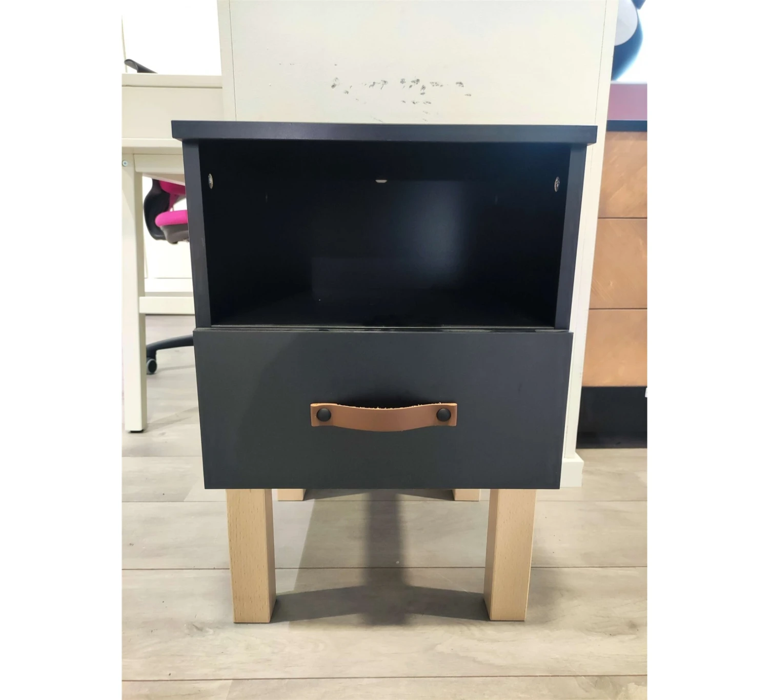 Floris Nachtkastje SHOWMODEL 3 Floris Nachtkastje SHOWMODEL - Afbeelding 3